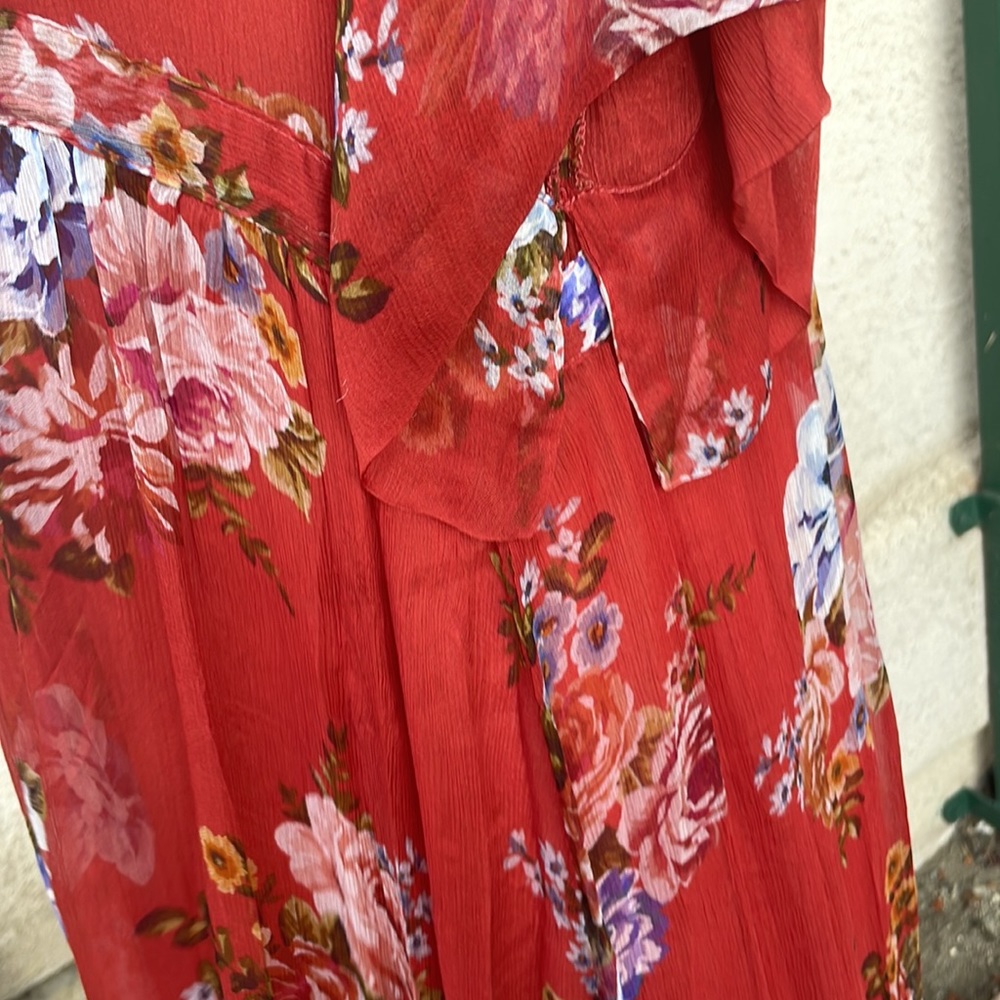 Johnny was Drexl Maxi Dress floral print and an ultra-feminine, flowy silhouette - Picture 13 of 14